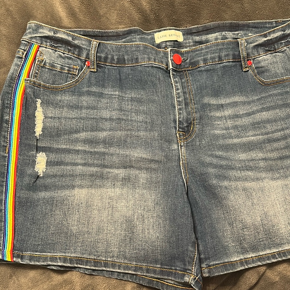 Brand New Lane Bryant Jean shorts
They have a nice stretch &colorful detail